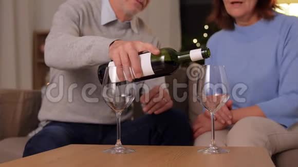 快乐的老夫妇在家喝红酒视频的预览图