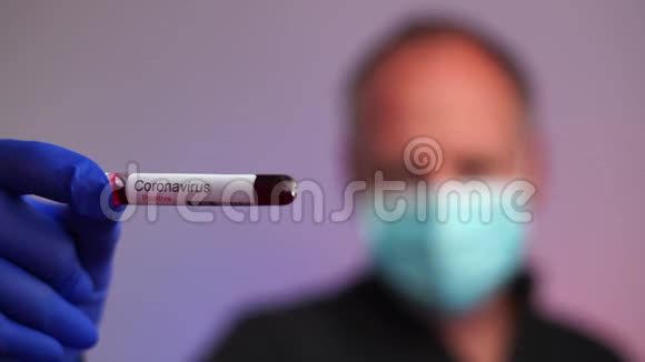 戴防护面罩的男子冠状病毒检测结果为阳性视频的预览图
