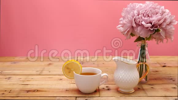 白瓷杯中的柠檬茶视频的预览图