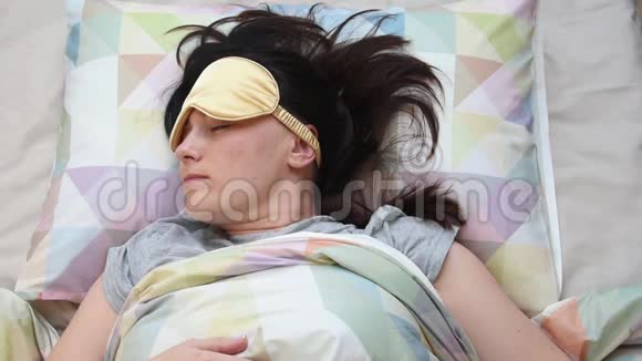 顶部的年轻女子戴着睡眠面具准备睡眠白天睡眠和放松生活方式和人视频的预览图