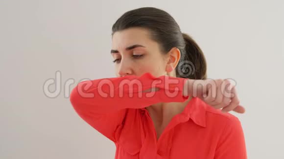 女人用胳膊肘捂住嘴咳嗽视频的预览图