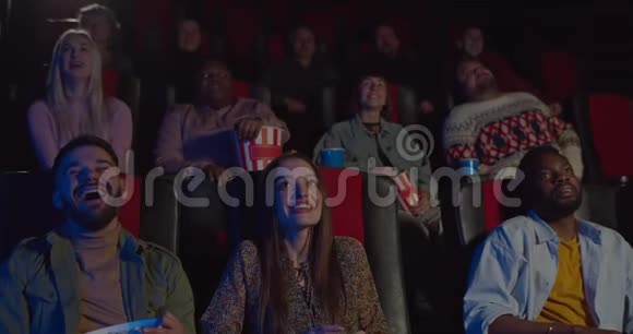 多民族观众在电影院观看滑稽电影的正面景色电影中喜剧电影中的人们笑视频的预览图