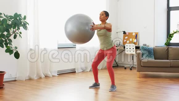 女人在家里用健身球蹲着视频的预览图