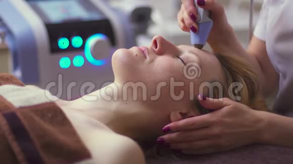一个专业的美容师给一个高加索女人做放射线视频的预览图