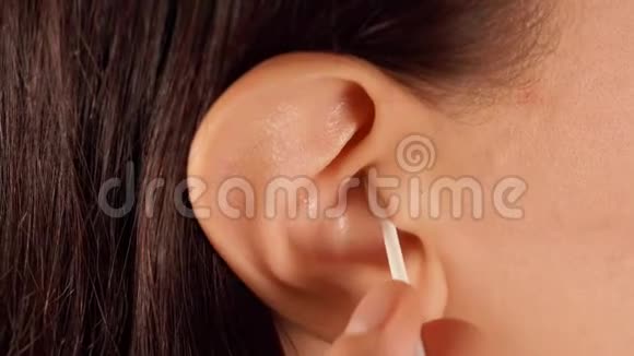 用棉签女性耳朵特写女人清洁她的耳朵体护理理念视频的预览图