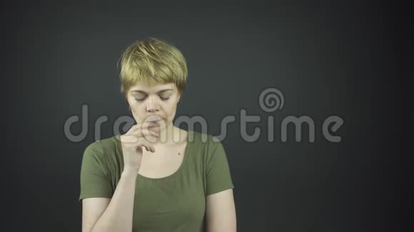 一位体贴的年轻女子在试镜时手握着近下巴的手视频的预览图