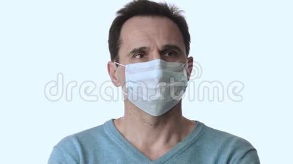 男人紧张地环顾四周戴上口罩以防病毒和感染视频的预览图