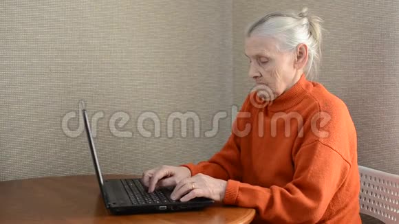 一个手提电脑的老奶奶视频的预览图