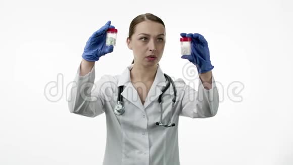 缺乏经验的集中护士把两罐药和药片比较病人的治疗视频的预览图