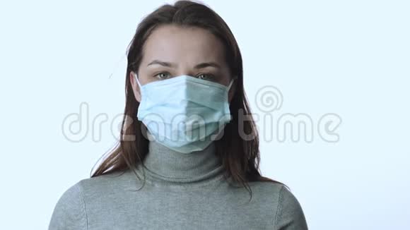 女孩移除面罩而留在另一个冠状病毒感染概念视频的预览图