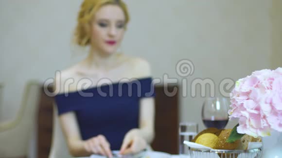 穿着晚礼服的白人女人在一家昂贵的餐馆吃晚饭视频的预览图