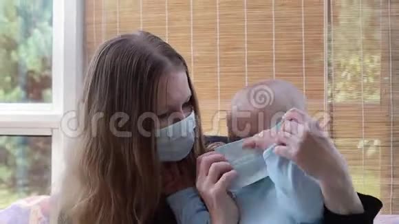 妈妈给儿子戴上保护面具视频的预览图