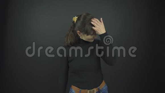 一位留长发的漂亮女士梳着马尾辫视频的预览图