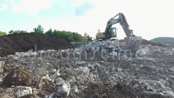 石膏采石场的机械工程视频的预览图