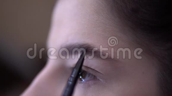 年轻女子摆眉刷脸美女博主特写视频的预览图