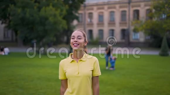 在炎热的夏天一个漂亮的安静的女孩在公园里散步追踪摄像头4K视频的预览图