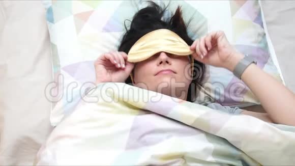 顶部的年轻女子戴着睡眠面具准备睡眠白天睡眠和放松生活方式和人的观念三视频的预览图