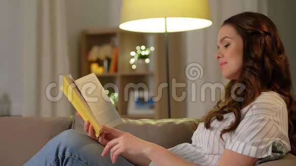 快乐微笑的孕妇在家看书视频的预览图