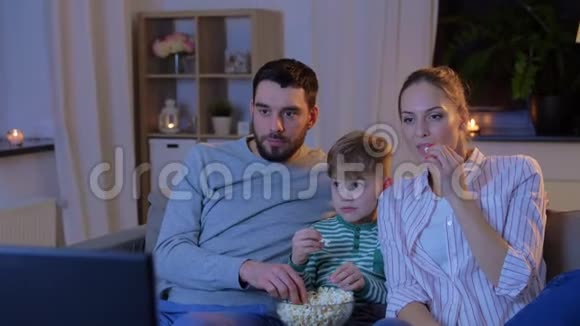 家里有爆米花看电视的幸福家庭视频的预览图