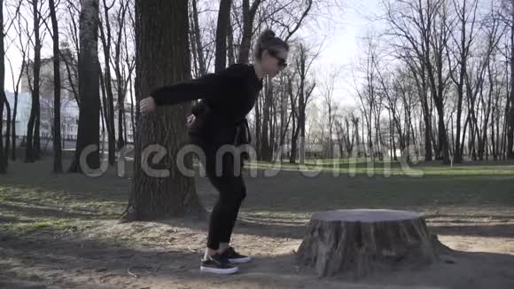 运动理念脂肪燃烧和健康生活方式在公园里进行腿部肌肉的训练和锻炼妇女视频的预览图