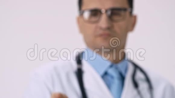中年男医生手里拿着大绿丸洒在地上视频的预览图