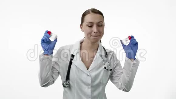 有趣的美丽微笑的医生手里拿着一包药丸跳舞玩得很开心视频的预览图