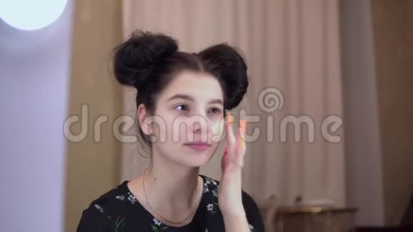年轻女孩粉饰化妆镜美容博客视频的预览图