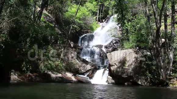西班牙杰尔特山谷的瀑布视频的预览图