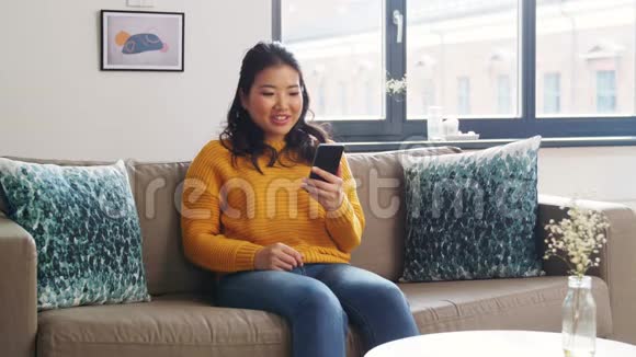 有智能手机和视频通话的亚洲女人视频的预览图