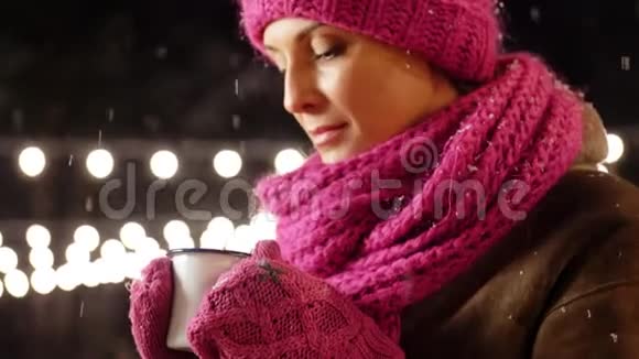快乐的年轻女子在冬天在户外喝茶视频的预览图
