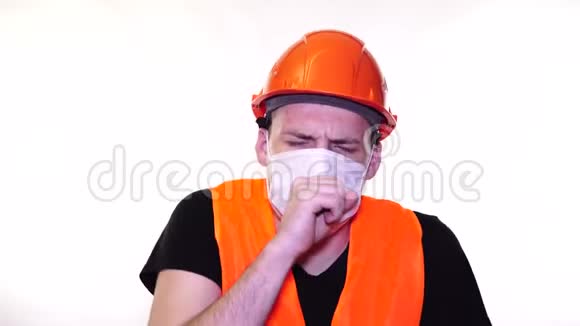 男施工工着工作服和医用口罩在白色背景下咳嗽感染威胁的概念视频的预览图