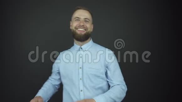 穿着蓝色衬衫的长胡子帅哥开心地笑着视频的预览图