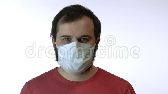 人移除面罩下剩下的一个面具保护儿童19视频的预览图