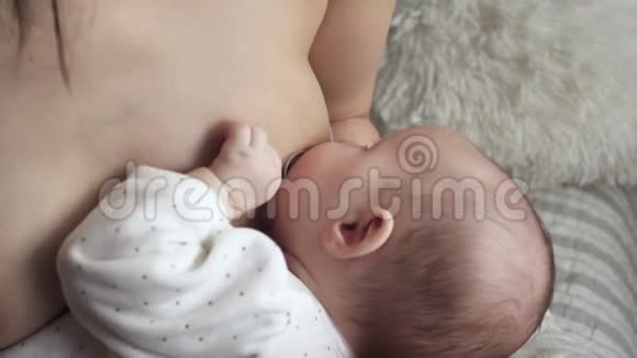 从乳房吸奶产妇母亲观念母亲喂养新生儿视频的预览图