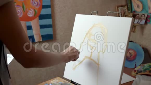 小房间里的女艺术家画了一幅画视频的预览图