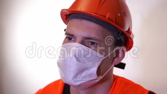 白色背景上戴着医用面具的年轻人的肖像成年男性用面罩覆盖面部视频的预览图