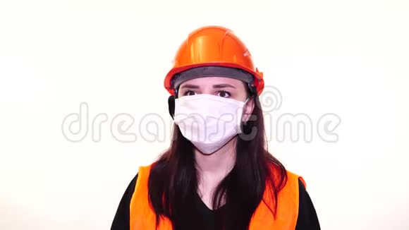 白色背景上戴着医用面具的年轻女人的肖像成年女性用面具遮住她的脸视频的预览图