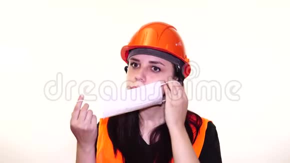 穿工作服的女建筑工人在白色背景上脸上戴医用口罩视频的预览图