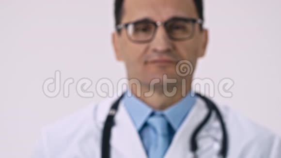中年医生在白色背景上展示了一包不同颜色的药丸视频的预览图