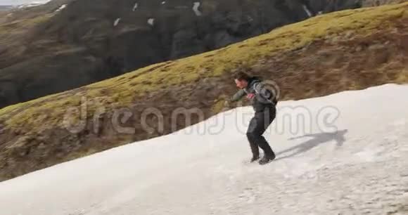 奔跑着滑下雪山视频的预览图