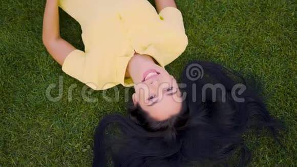 可爱的长发女孩躺在草地上享受生活4K视频的预览图