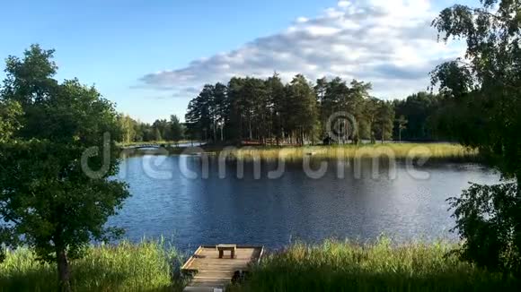 瑞典的湖有长凳和码头视频的预览图