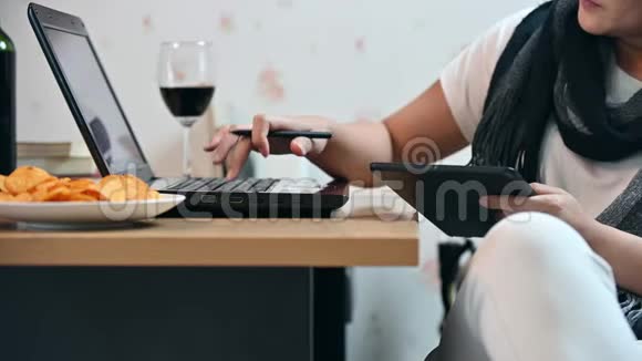 白种人亚洲妇女在冠状病毒危机期间在家工作视频的预览图