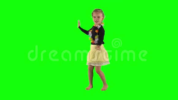 快乐的小女孩一头金发在工作室里跳舞铬键视频的预览图