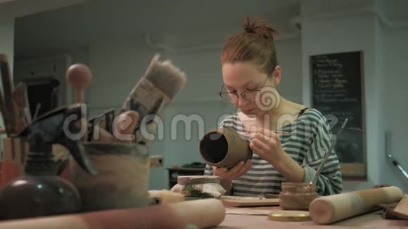 神学家的作品制作陶器视频的预览图
