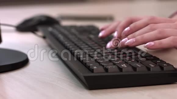 女性手指在键盘上工作视频的预览图
