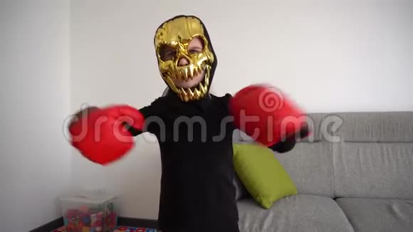 带着恐怖面具和拳击手套的孩子视频的预览图