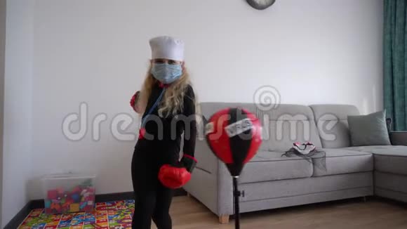 儿童与保护性医生面具打拳球与文字病毒在上面视频的预览图