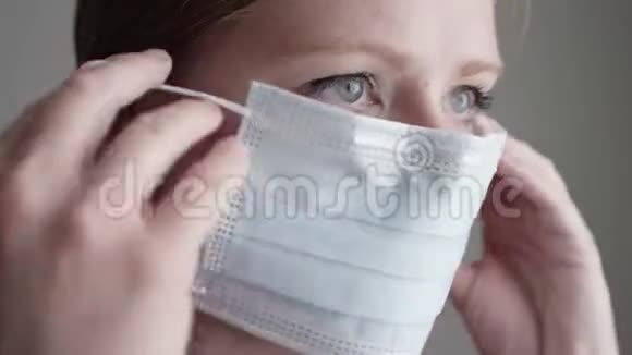 戴上医用口罩PPE遮住鼻子和嘴巴视频的预览图
