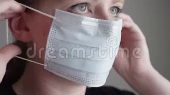 戴上医用口罩PPE遮住鼻子和嘴巴视频的预览图